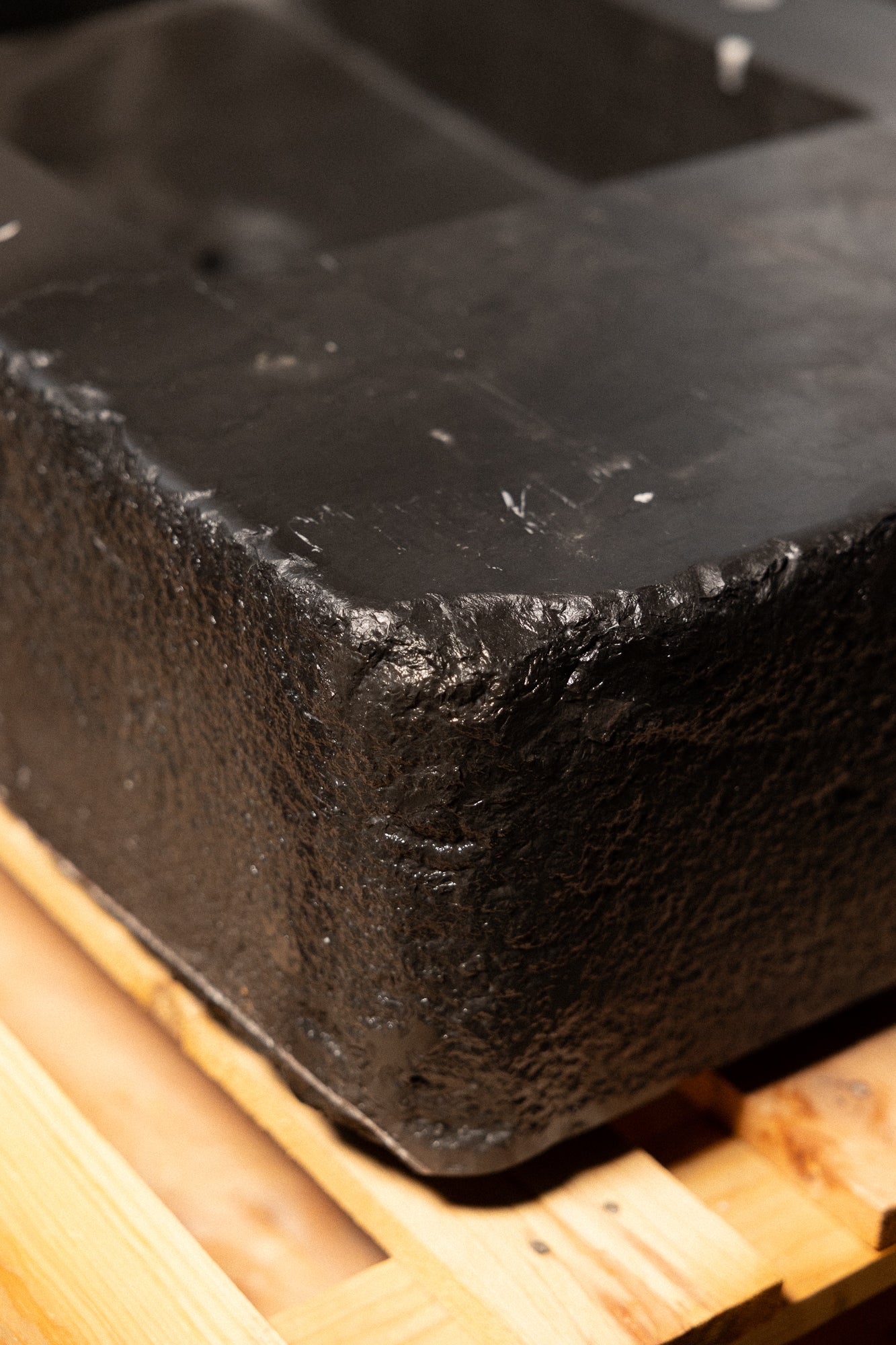 Nero Antiqued 42"