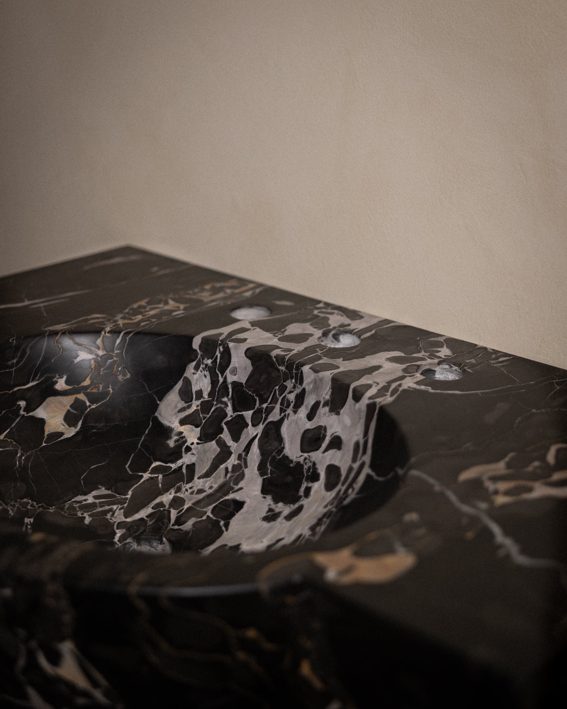 Porto Oro floating marble sink
