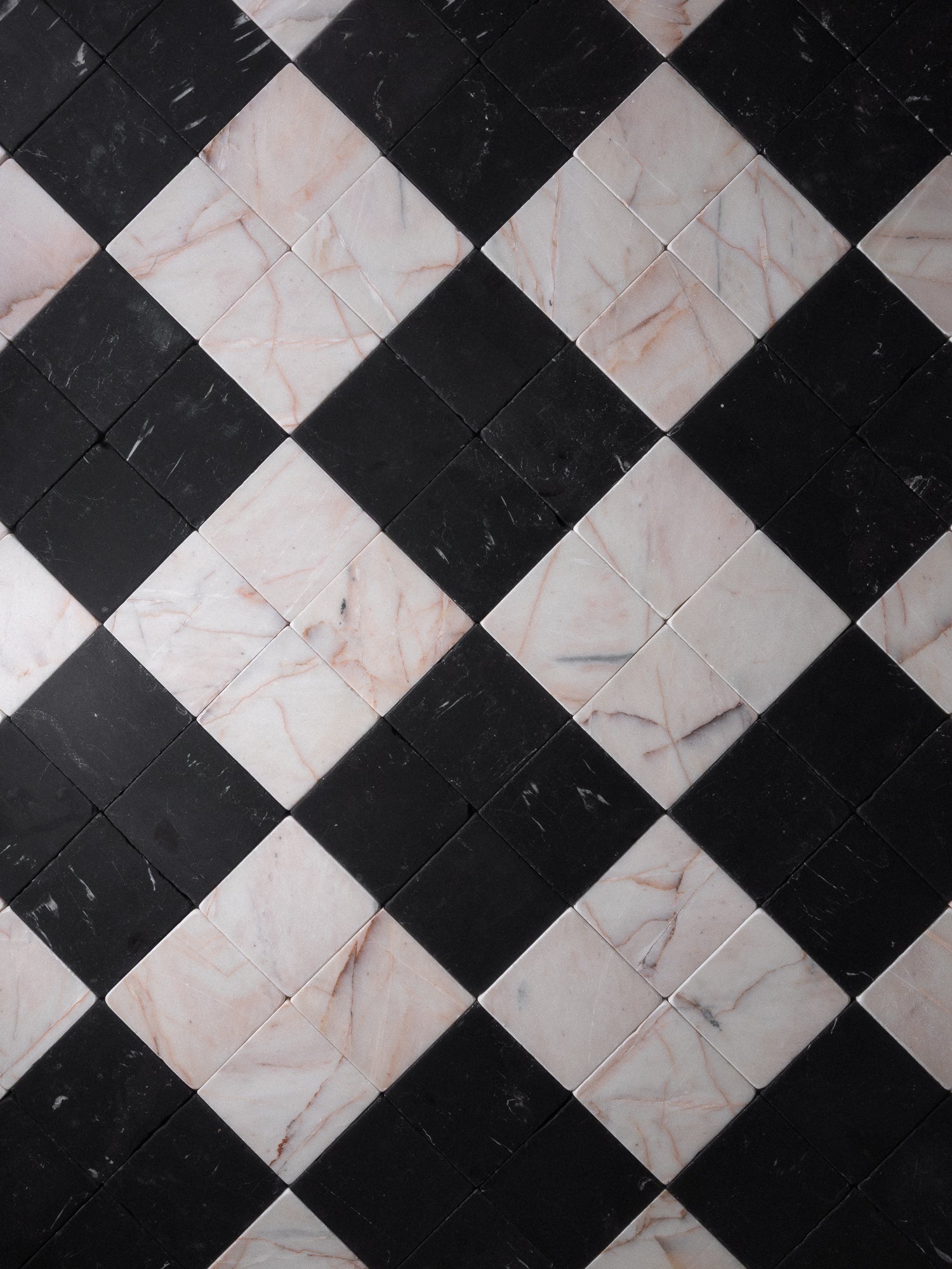 White #7 & Nero St. Gabriel 4"x4" Checkered Tumbled Marble