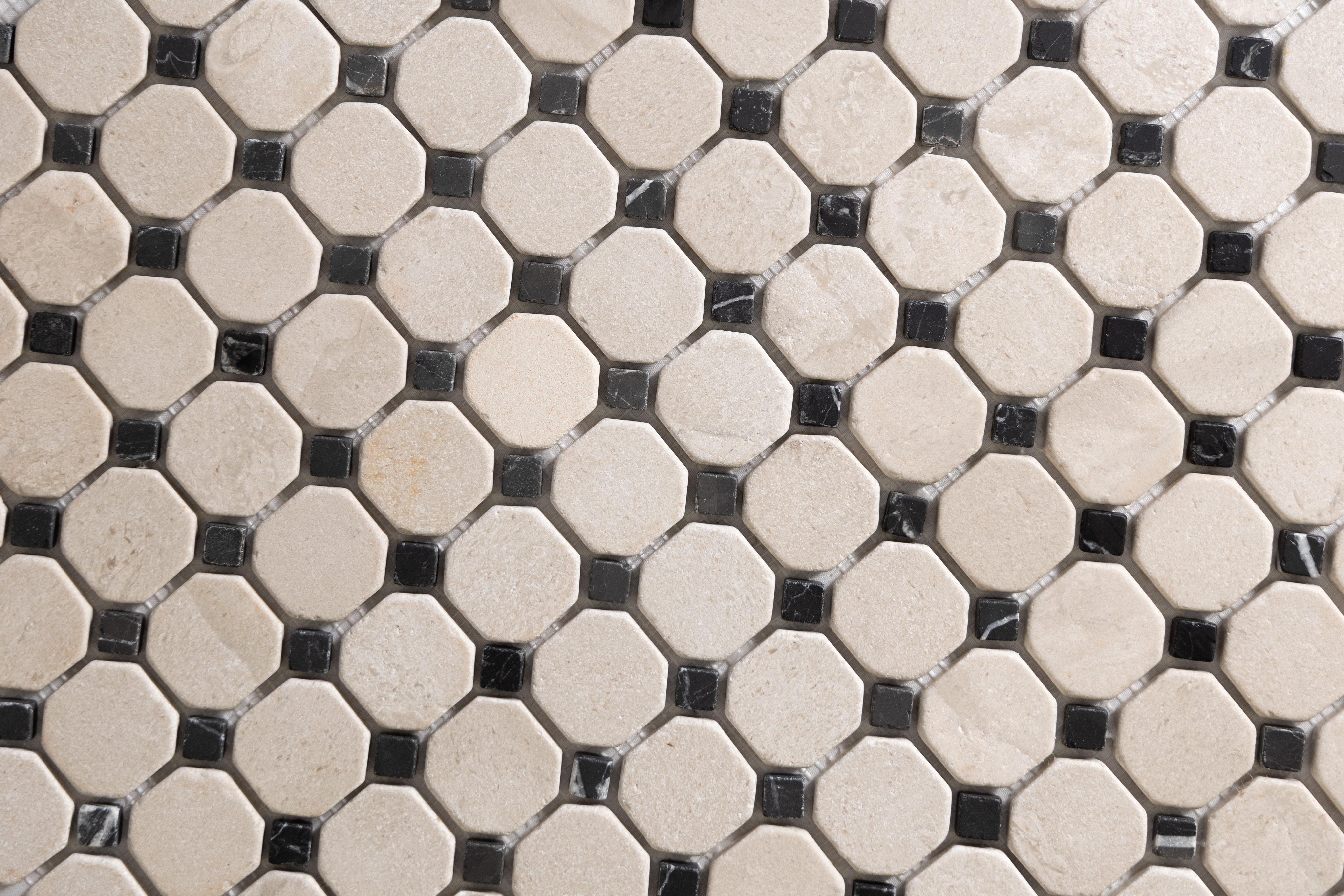 Sierra Limestone / Nero Octagon Tumbled mosaic