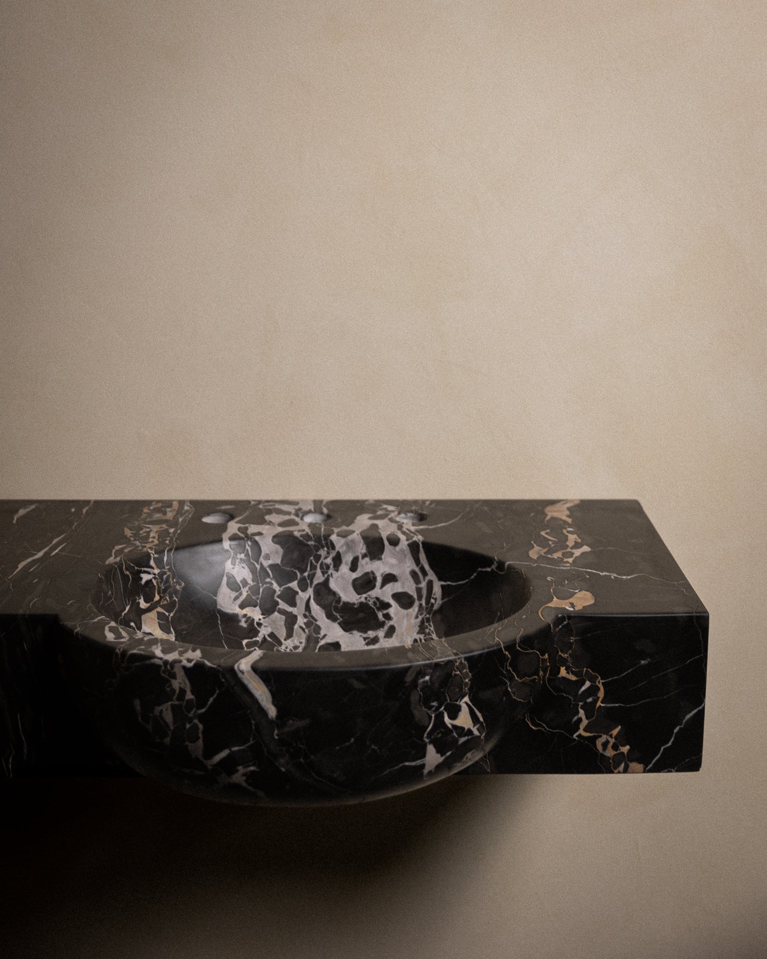 Porto Oro floating marble sink 